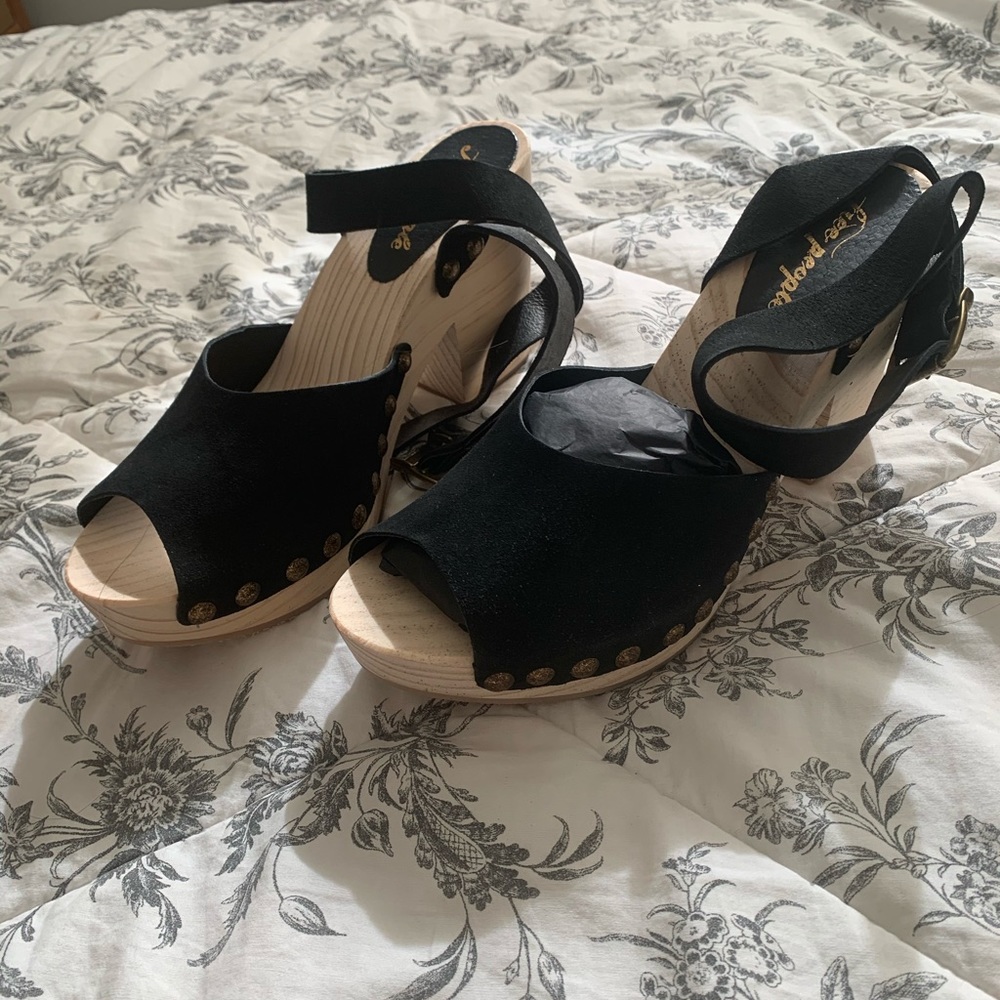 NWT FREE PEOPLE CLOGS